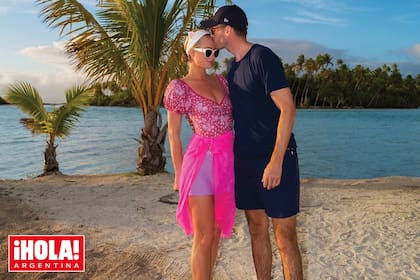 Marido y mujer, Paris Hilton y Carter Reum se miman en la playa de Bora Bora.