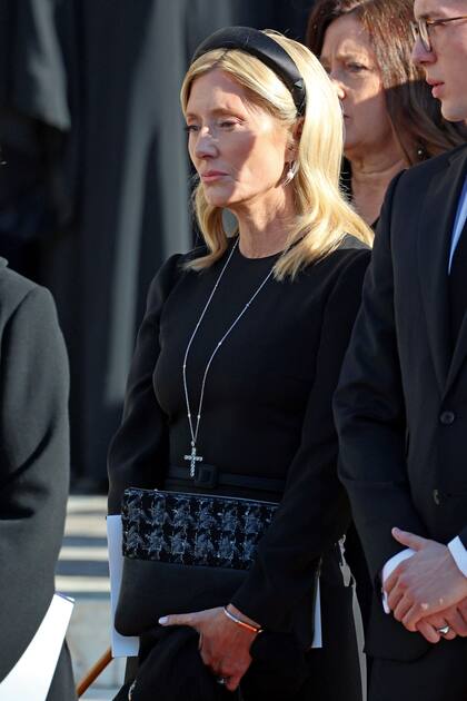 Marie-Chantal (con un sobrio vestido Chanel, mini bag Gabriela Hearst y zapatos Manolo Blahnik, en un look que complementó con un crucifijo de brillantes y pendientes de perlas), fue el gran apoyo de su marido, el príncipe Pablo.