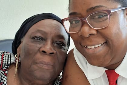 Marie dejó su trabajo como enfermera para cuidar a su madre adulta mayor