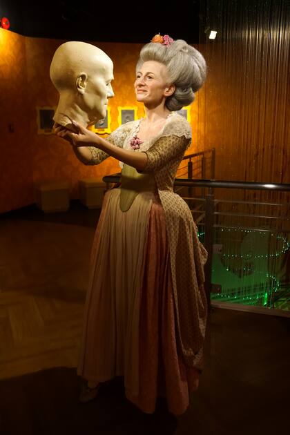 Marie Tussaud, la creadora de los museos de cera Madame Tussauds, nació en Francia y confeccionó buena parte de su colección durante la fase más extrema del proceso revolucionario francés, a fines del siglo XVIII; en muchos de sus museos se puede ver su escultura