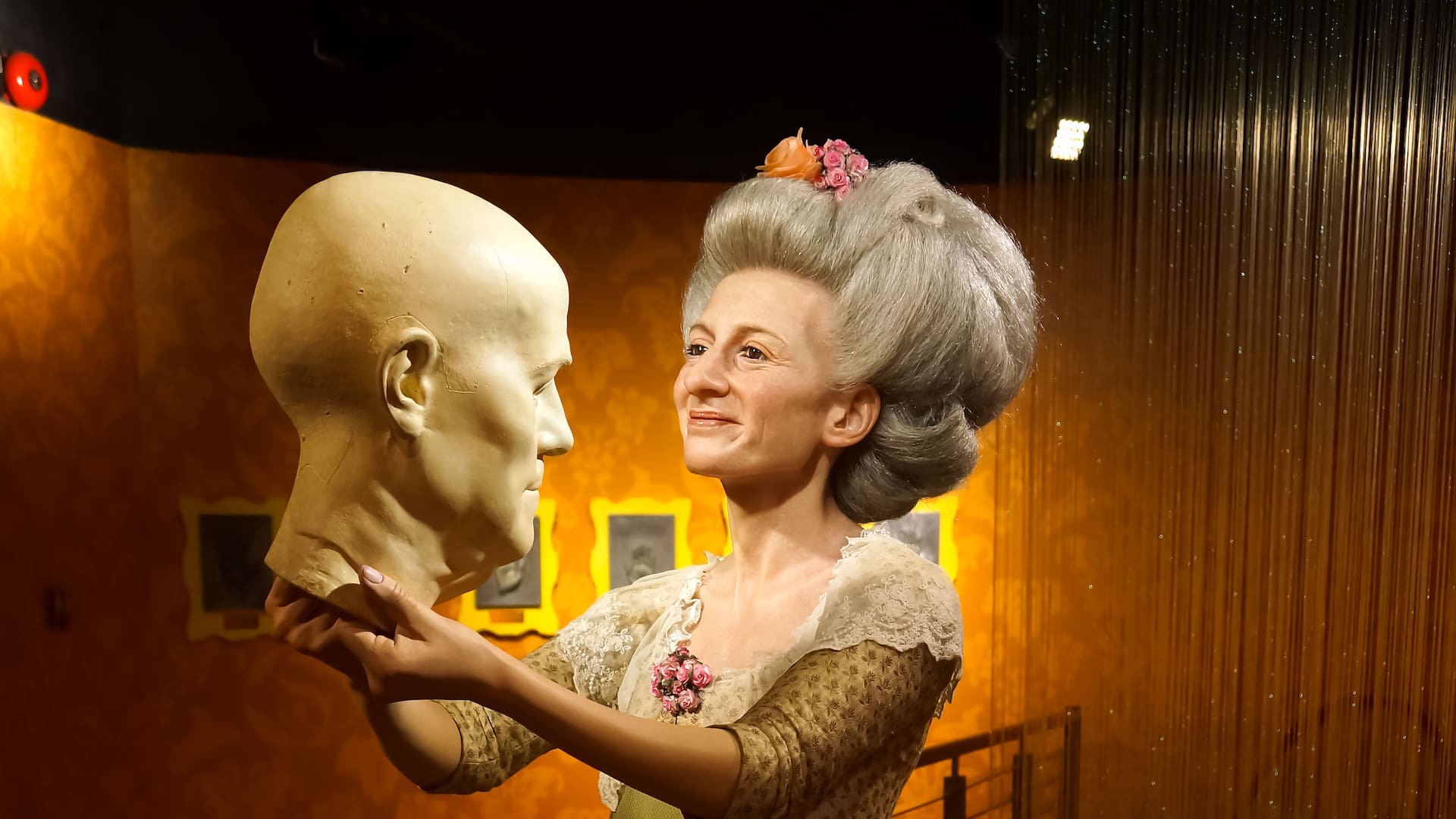 Marie Tussaud, la creadora de los museos de cera Madame Tussauds, nació en Francia y confeccionó buena parte de su colección durante la fase más extrema del proceso revolucionario francés, a fines del siglo XVIII; en muchos de sus museos se puede ver su escultura