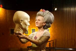 Marie Tussaud, la creadora de los museos de cera Madame Tussauds, nació en Francia y confeccionó buena parte de su colección durante la fase más extrema del proceso revolucionario francés, a fines del siglo XVIII; en muchos de sus museos se puede ver su escultura