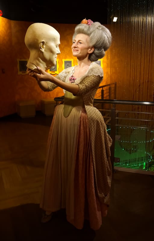 Marie Tussaud, la creadora de los museos de cera Madame Tussauds, nació en Francia y confeccionó buena parte de su colección durante la fase más extrema del proceso revolucionario francés, a fines del siglo XVIII; en muchos de sus museos se puede ver su escultura