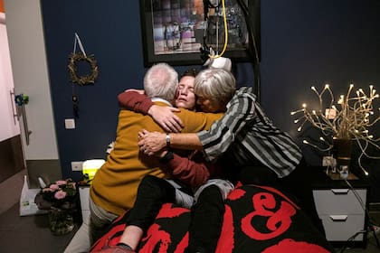 Marieke Vervoort abraza a sus padres, Odette Pauwels y Jos Vervoort, antes de someterse a la eutanasia
