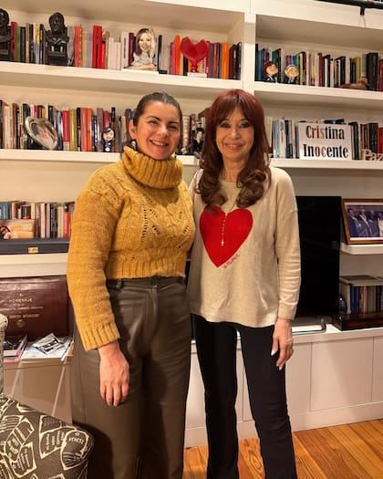 Mariel Fernández, intendenta del Movimiento Evita, en San José 1111; atrás: "Cristina inocente"