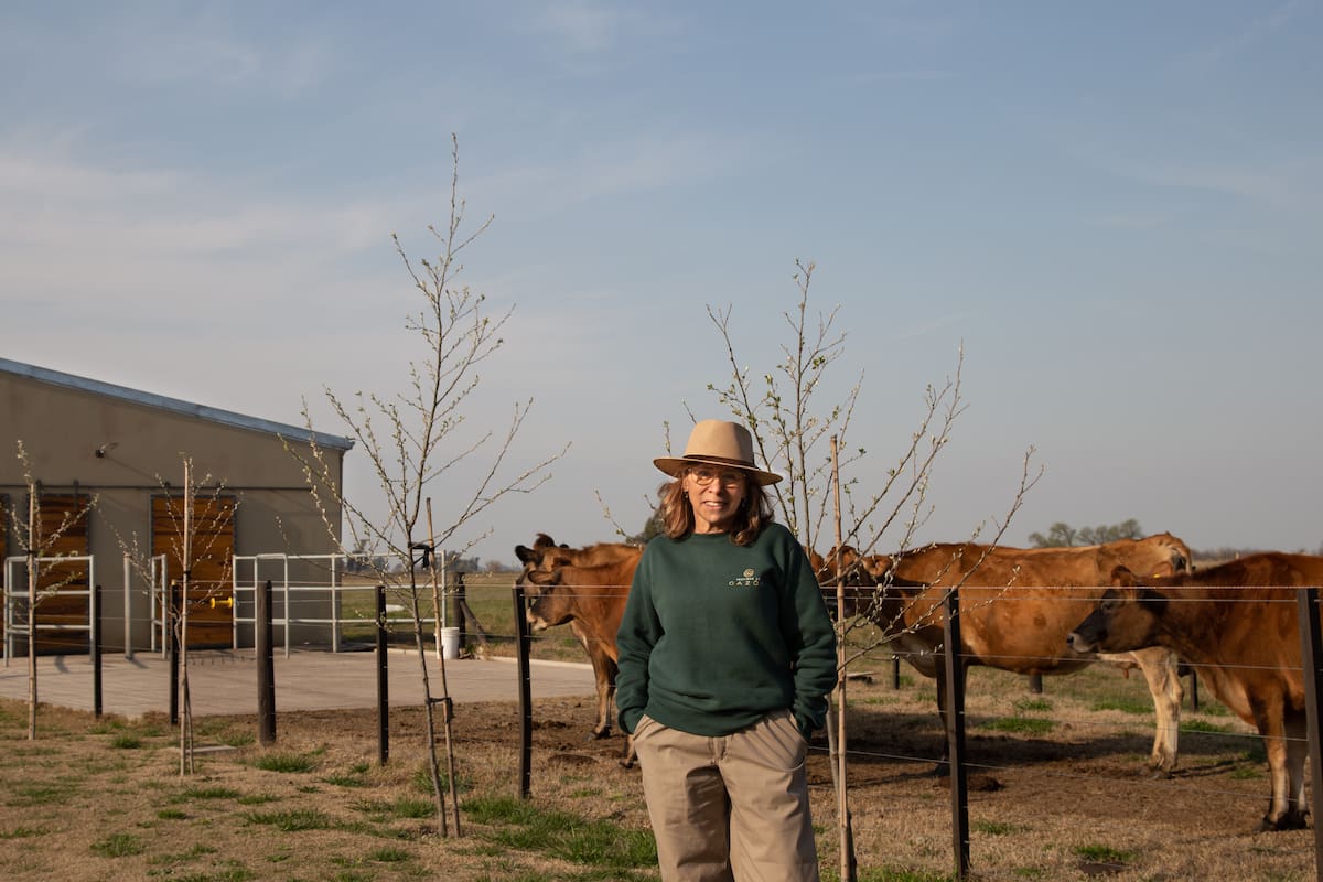 Mariel Tossi de Prato junto a las vacas Jersey de su campo