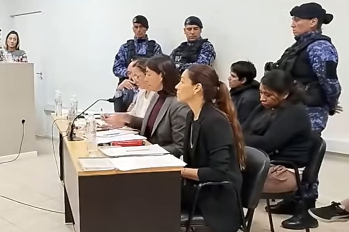 Mariela Altamirano y Michel González, detrás de los abogados defensores de oficio, en la audiencia de control de detención