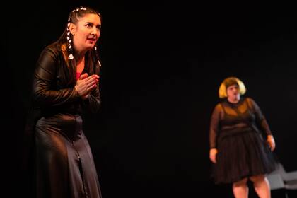 Mariela Asensio y Maruja Bustamante en La casa oscura