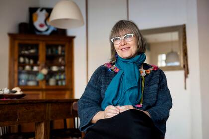 Mariela Bertolino, médica y coordinadora de la Unidad de Cuidados Paliativos del Hospital Tornu, reflexiona acerca de cómo la pandemia no sólo está cambiando nuestra forma de vivir, sino también la de morir; el desafío de acompañar a la distancia y que los procesos de duelo sean saludables cuando el