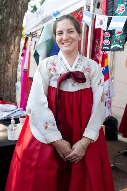 Mariela Curino, una de las participantes del evento, vestida con trajes típicos