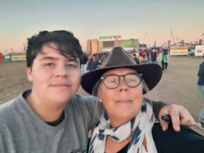 Mariela Kasko con su hijo que la acompaña siempre