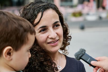 Mariela Lucero, de La Pampa, carga a su hijo en brazos mientras relata su ilusión porque gane la albiceleste