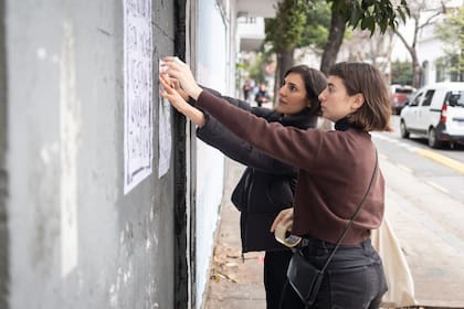 Mariela Paz Izurieta, integrante del colectivo Relieve, y Victoria Cantoli, del estudio de arquitectura FUTURO, trabajan en la propuesta para convertir el terreno en una microrreserva urbana