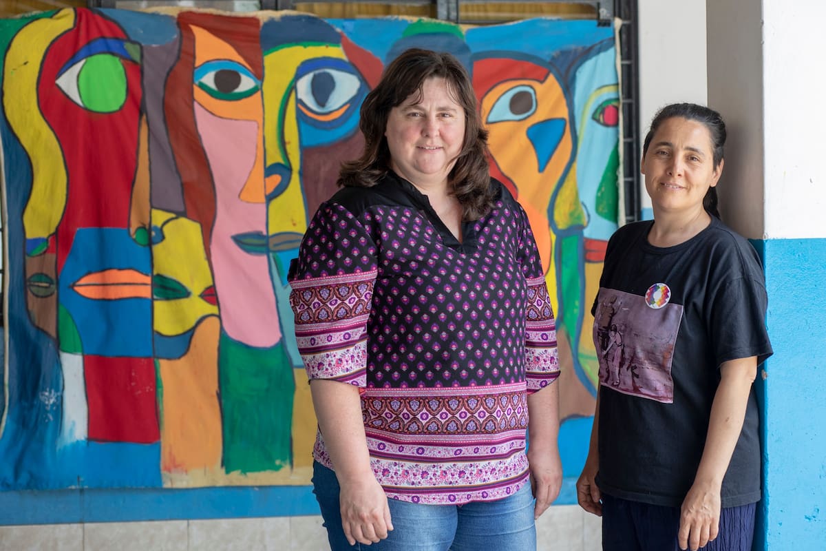 Mariela Poletti y Paola Quiroga, directora y docente de la secundaria N°10