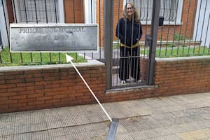 Mariela Rodríguez, inquilina de la casa que quedó atravesada por el Monumento al Arco, en el barrio de Pocitos, en Montevideo, donde se convirtió el primer gol de la historia de la Copa del Mundo