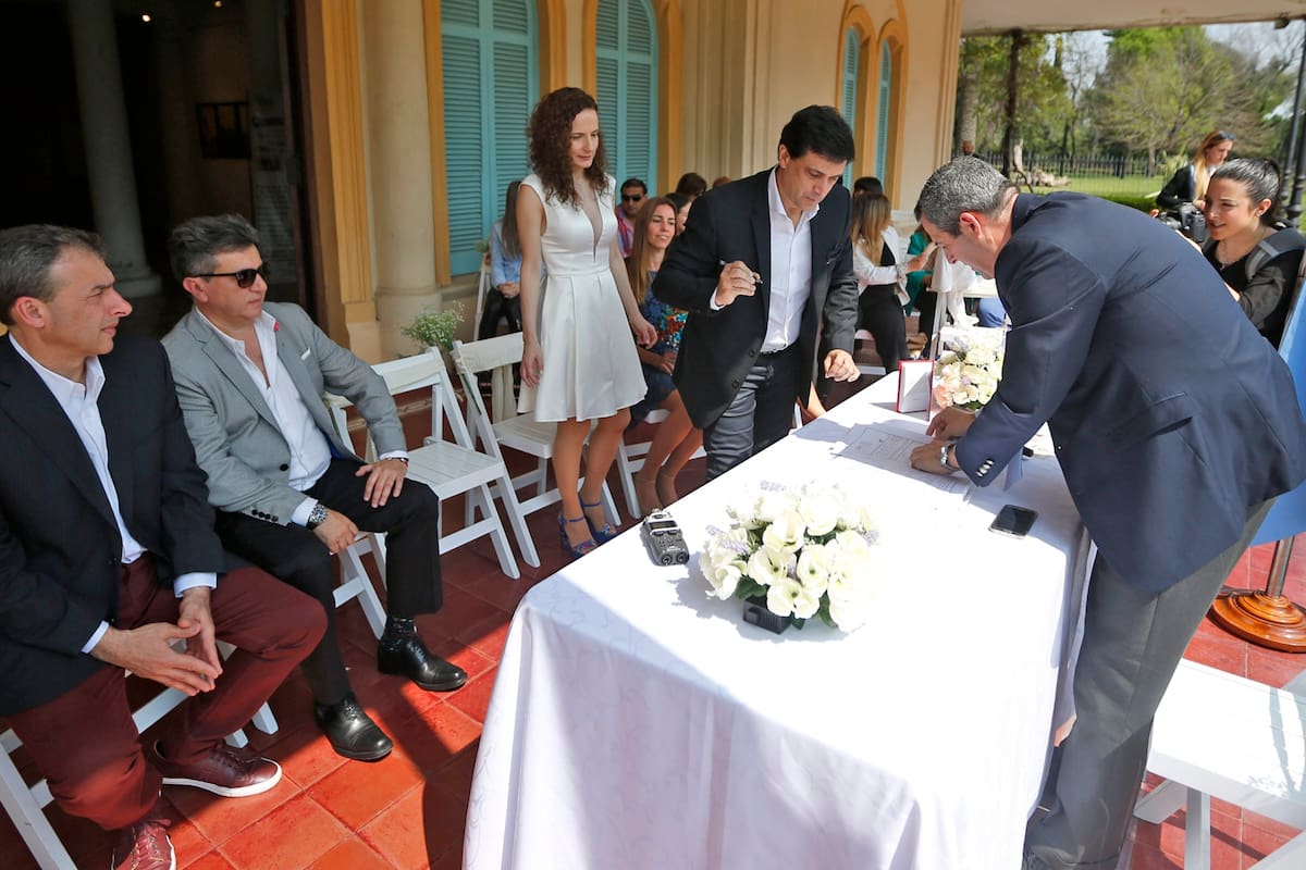 Mariela y Guillermo eligieron casarse en el parque Avellaneda