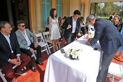 Mariela y Guillermo eligieron casarse en el parque Avellaneda