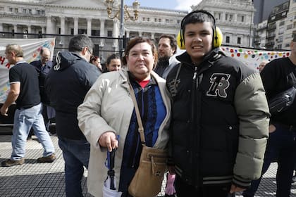 Mariela y su hijo
Máximo, con autismo.