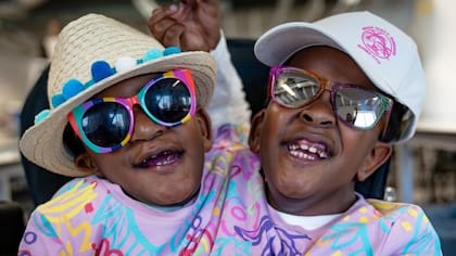 Marieme y Ndeye disfrutan cuando juegan con sus amigos en una escuela primaria de Cardiff.