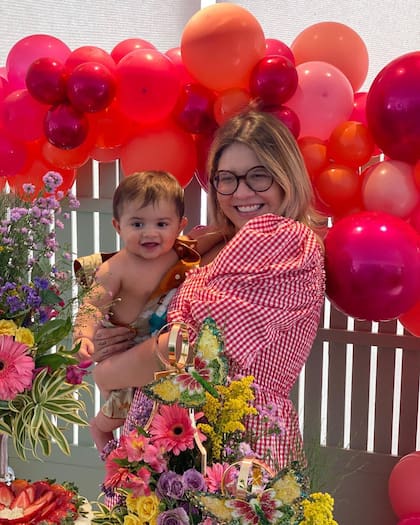 Marília Mendonça celebrando el cumpleaños de su bebé