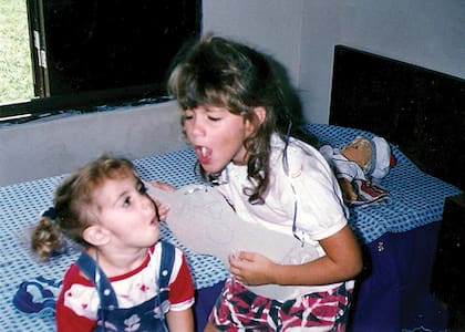 Marilina (izquierda) con su hermana mayor, Lula Bertoldi de Eruca Sativa, en Sunchales, Santa Fe, entre fines de los 80 y comienzos de los 90