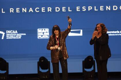 Marilina Ross fue homenajeada anoche y recibió un Ástor de Plata de manos de Sandra Mihanovich