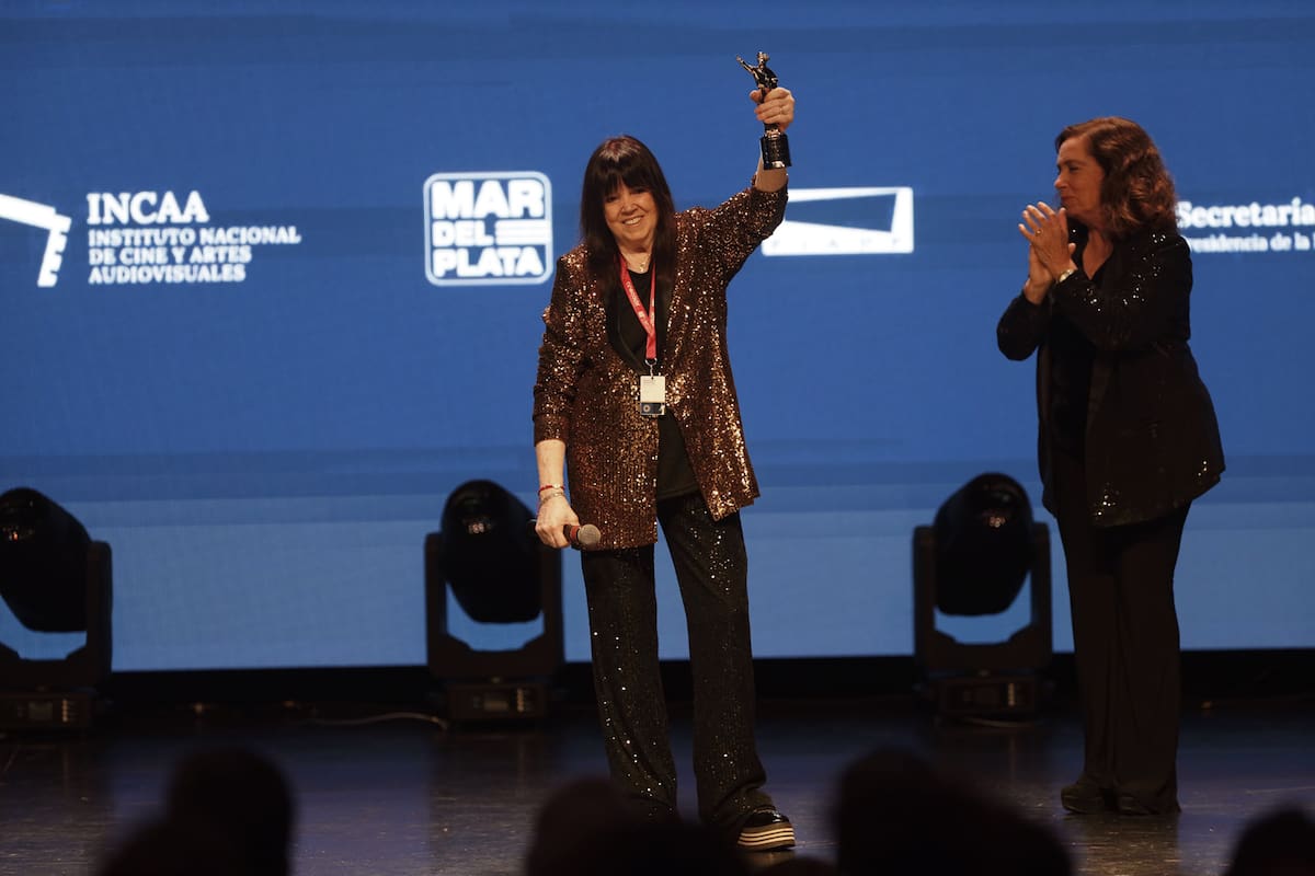 Marilina Ross recibió un Ástor de Plata como homenaje y fue su gran amiga la cantante Sandra Mihanovich, quien se lo dio