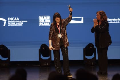 Marilina Ross recibió un Ástor de Plata como homenaje y fue su gran amiga la cantante Sandra Mihanovich, quien se lo dio