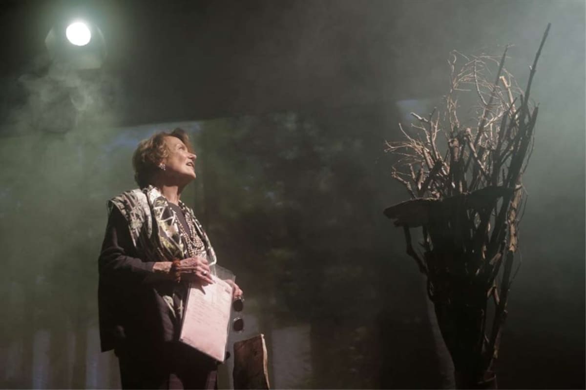 Marilú, minutos antes del ensayo del miércoles pasado, cuidando los detalles de un bosque tan fantasmal como encantado