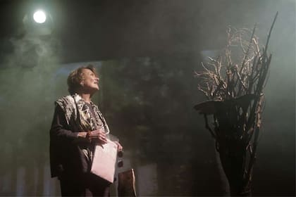 Marilú, minutos antes del ensayo del miércoles pasado, cuidando los detalles de un bosque tan fantasmal como encantado