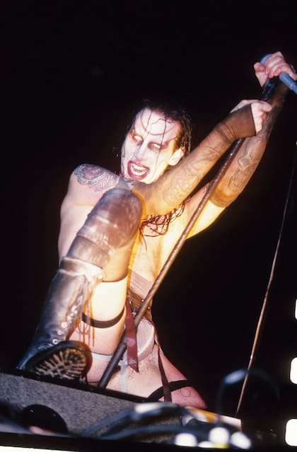Marilyn Manson poniendo a prueba los límites del gusto a mediados de los noventa