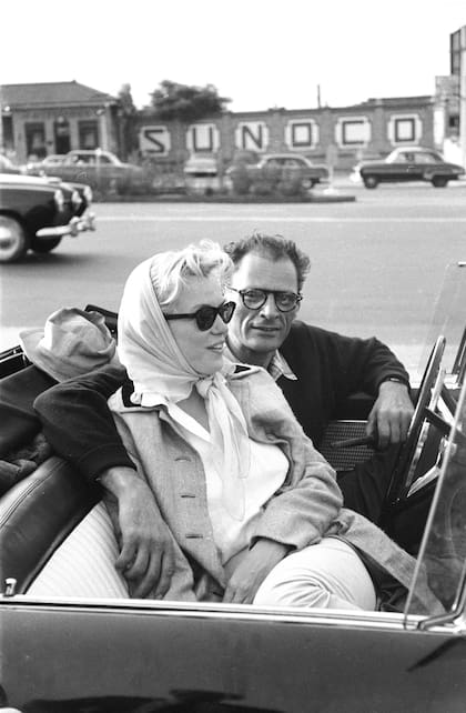 Marilyn Monroe (1926-1962) y el dramaturgo Arthur Miller (1915-2005), entonces marido y mujer, en un descapotable camino a Connecticut, en 1956