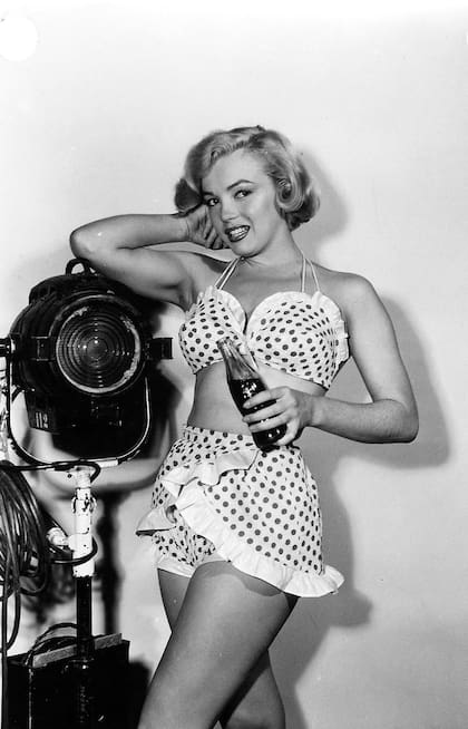 Marilyn Monroe, con su clásico pin-up style, modela un polka-dot bikini (1951).