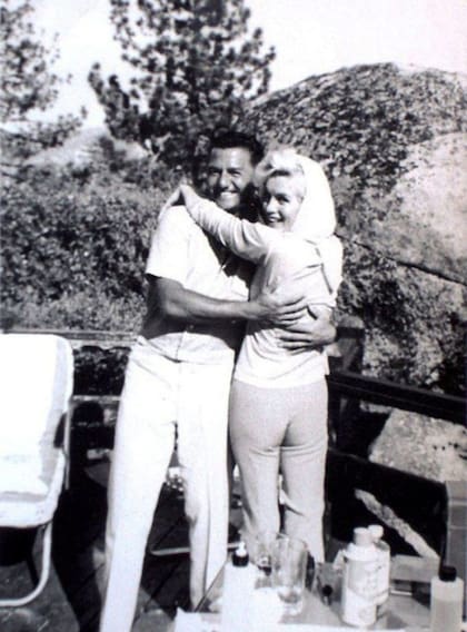 Marilyn Monroe posó sonriente frente a la cámara