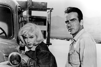 Marilyn Monroe y Montgomery Clift en una de las escenas en el desierto de Reno, Nevada.