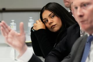 Mujer estadounidense baleada por agente migratorio en Chicago demanda al gobierno federal