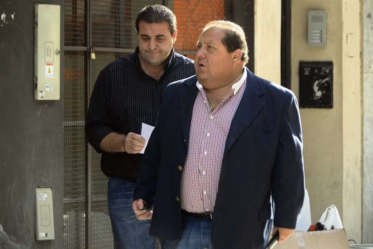 Marín, de saco, se presentó ayer en la fiscalía de Avellaneda