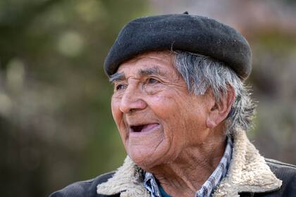 Marín sonrie cuando recibe visitas. La mayor parte del tiempo está solo, del otro lado del lago con temperaturas de hasta 10 grados bajo cero