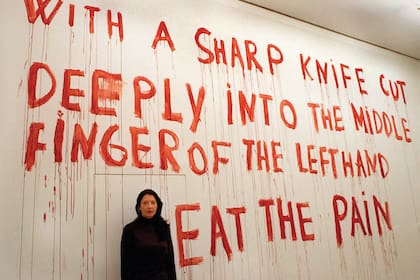 Marina Abramovic, frente a una pared con sangre de cerdo, en el museo de arte moderno de Hannover