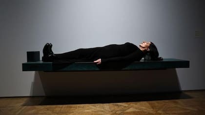 Marina Abramovic posa sobre una de sus obras de arte, titulada "Dragón Verde" durante una sesión fotográfica en la Royal Academy of Arts (RA)