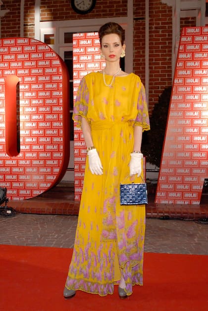 Marina Achával hizo gala de un modelo vintage de Valentino, zapatos by Salvatore Ferragamo, una cartera Louis Vuitton y aros Yves Saint Laurent.