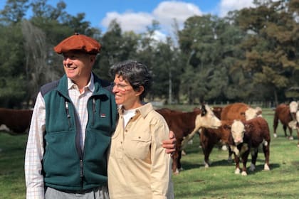 Marina Born junto a su marido Roberto Engels, atrás la hacienda Hereford