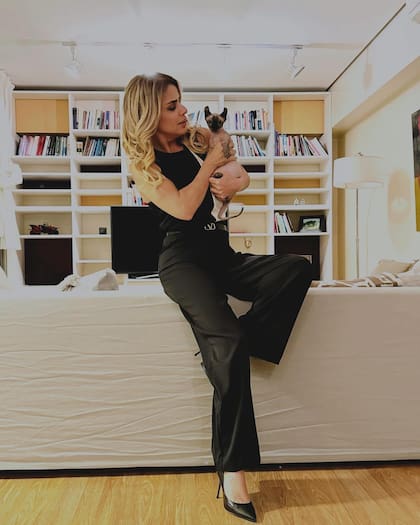 Marina Calabró junto a su pequeño hijo felino