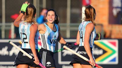 Marina Cavallero se saluda con Delfina Merino; gran partido de las Leonas