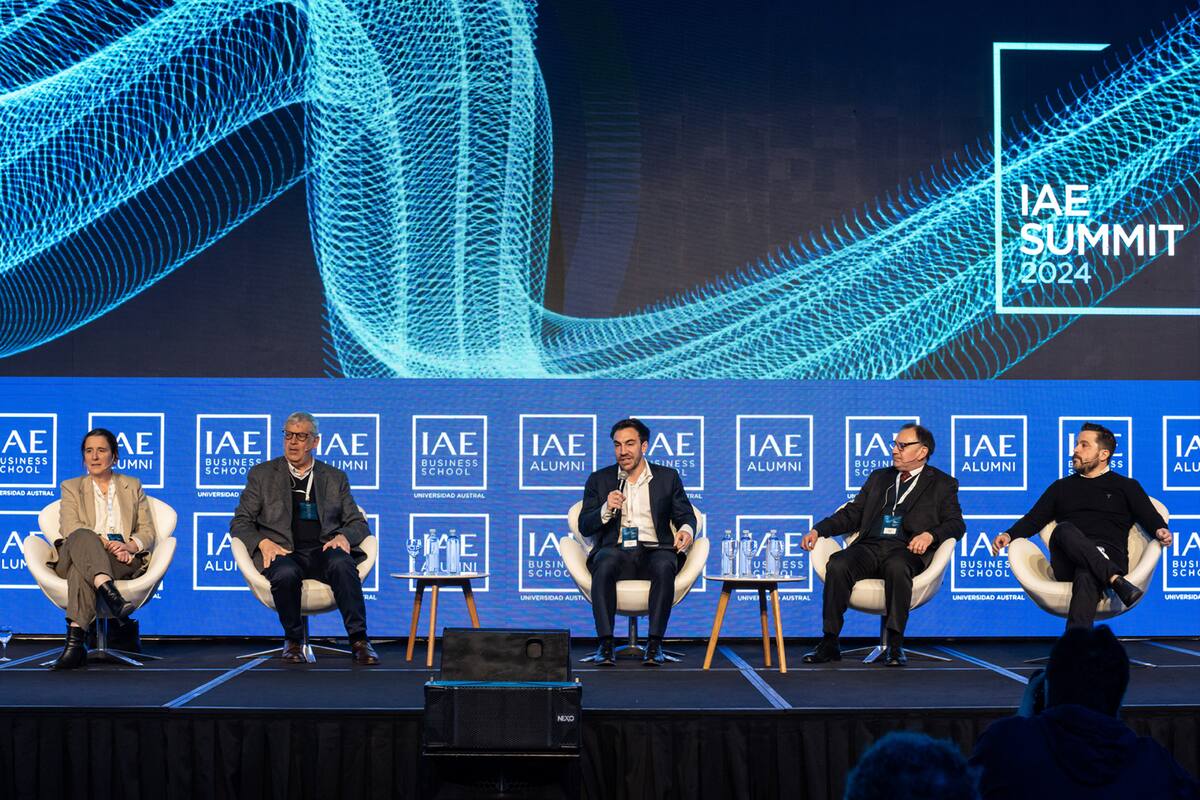 Marina Dal Poggetto, Gabriel Rubinstein, Santiago Bulat (moderador), Héctor Rubini y Martín Tetaz en el IAE Summit 2024