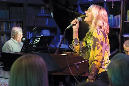 Marina desplegó toda su gracia y entusiasmo a lo largo de la noche. El broche de oro fue su interpretación de “Can’t Take My Eyes Off You”, recibida con un gran aplauso