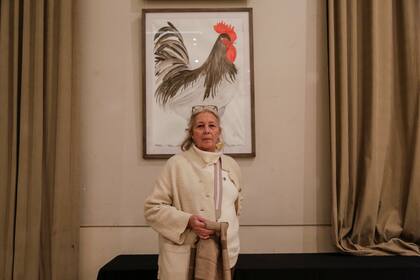 Marina Facht con una obra en el Restaurante Central