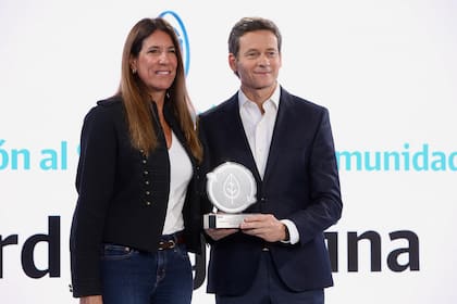 Marina Let Brown le otorgó el premio a Sebastián Trotta, Director Comercial de Ford Argentina