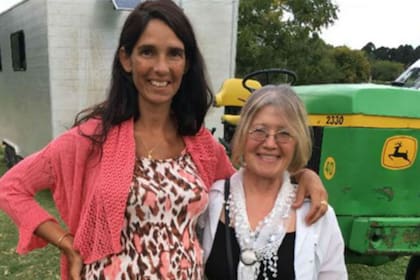 Marina Lezcano (derecha) debutó como jinete hace 40 años