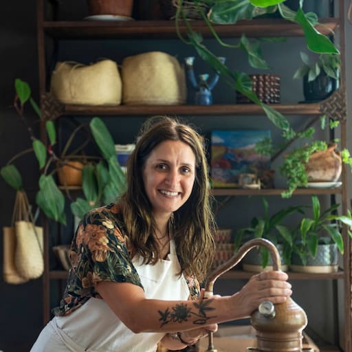 Marina Luci con el alambique, lista para que se produzca la magia